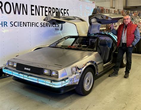 Photographie de la DeLorean Time Machine restaurée, mettant en évidence le convecteur temporel.
