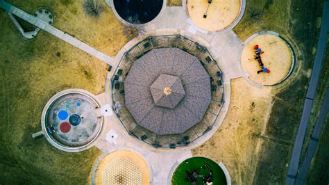 Vue aérienne d'un grand parc urbain avec des aires de jeux modernes