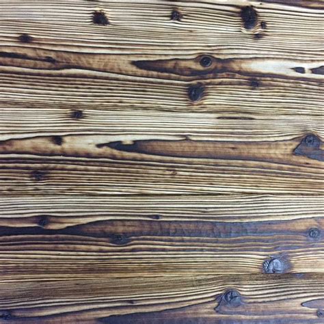 Planche de bois brûlé brossé montrant les contrastes