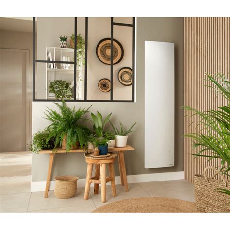 Radiateur Agilia Vertical installé dans un coin étroit d'une pièce