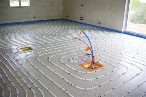 Vue d'une installation de tubes de plancher chauffant sur isolant