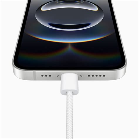 Gros plan sur un port USB-C de smartphone avec une petite brosse