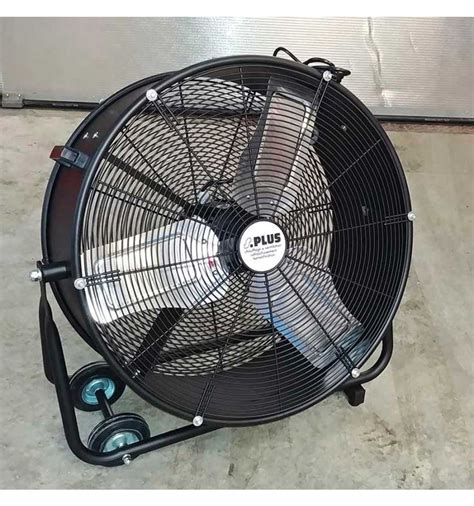 Ventilateur industriel géant en action dans un entrepôt