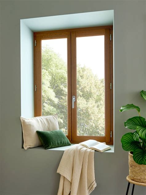 Intérieur d'une maison avec une fenêtre ouverte et des particules de poussière visibles dans l'air