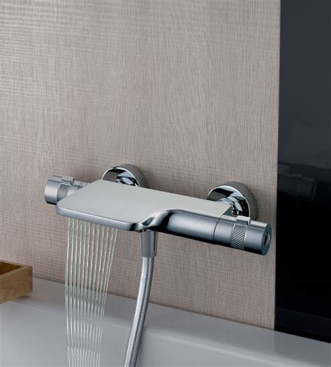 Mitigeur thermostatique de bain avec bec escamotable et inverseur