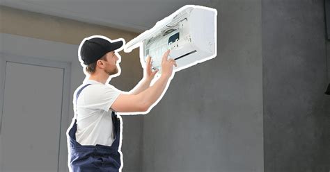 Professionnel installant une unité intérieure de climatisation