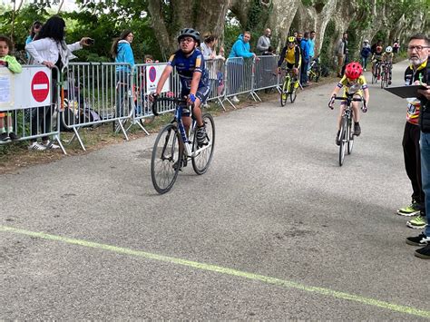 Peloton de jeunes cyclistes lors d'une course