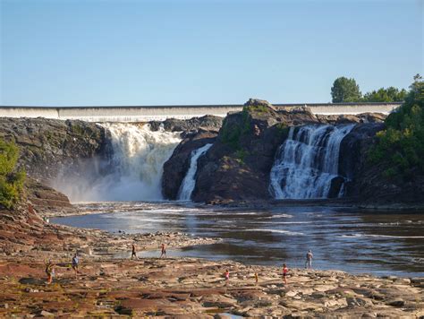 Vue rapprochée de la centrale hydroélectrique du Parc des Chutes-de-la-Chaudière