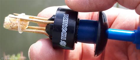 Montage d'un pellet sur cheveu avec bague élastique