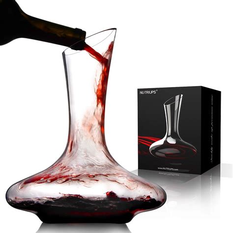 Carafe à vin en cristal avec vin rouge