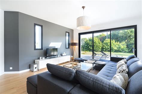 Photo d'un salon moderne avec un plafond chauffant discret
