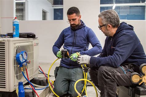 Une équipe de chauffagistes souriants et professionnels