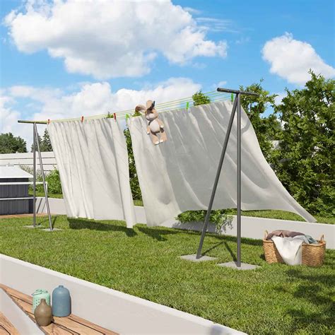 étendoir à linge traditionnel à l'extérieur