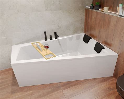 Personne se relaxant dans une baignoire asymétrique