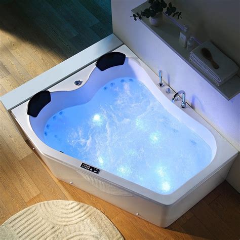 Vue intérieure d'une baignoire balnéo asymétrique avec jets