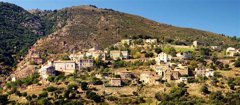 Vue panoramique du village de Moltifao avec les aiguilles de Popolasca en arrière-plan