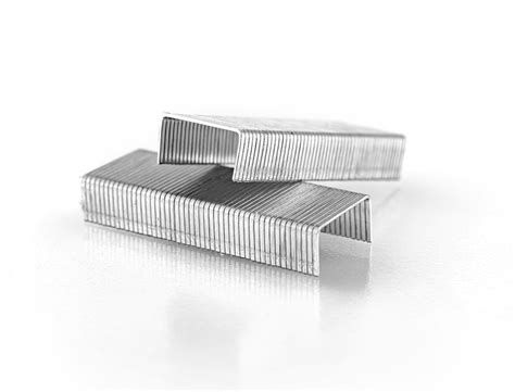 Vue rapprochée d'une agrafe de 40 mm fixant un tube PER sur une dalle isolante.