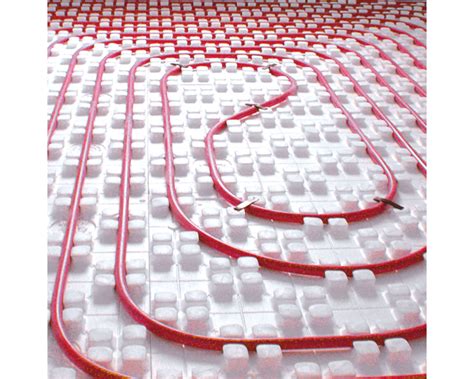 Schéma comparatif : Agrafes sur dalle lisse vs Plaques à plots pour plancher chauffant.