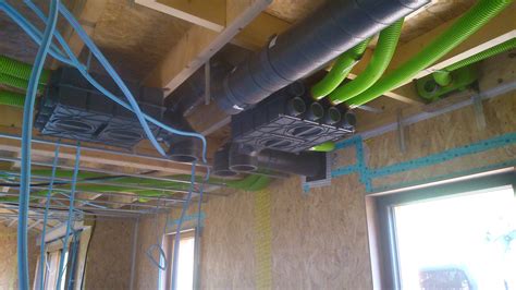 Pose de gaines d'une VMC double flux dans un faux plafond