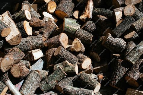 Une pile de bûches de bois de chauffage coupées et empilées