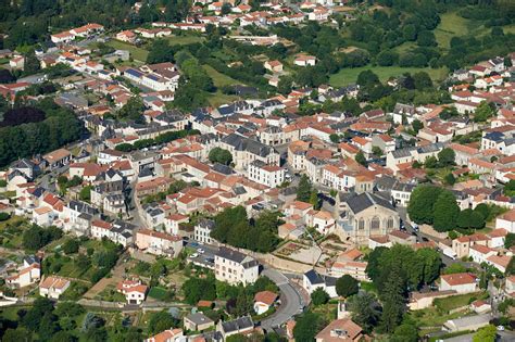 Vue aérienne de la ville de Pouzauges en Vendée