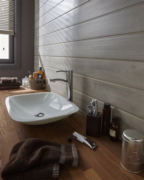 Salle de bain avec lambris en bois