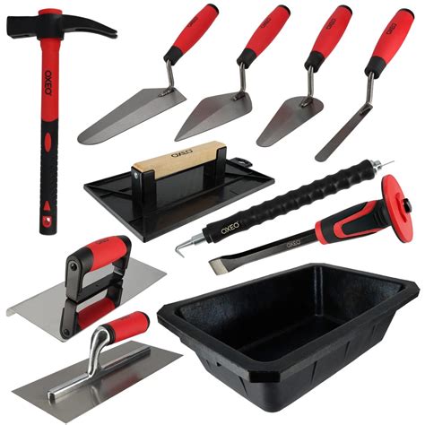 Outils de maçonnerie couverts de mortier sec