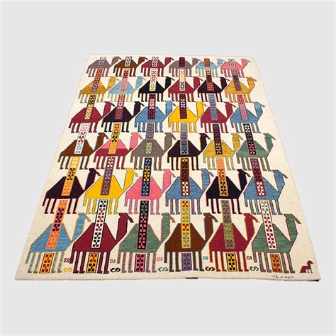 Tapis kilim BERBU REVERSIBLE O&Ko dans un salon moderne