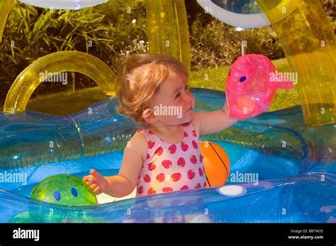 Enfants jouant dans une pataugeoire