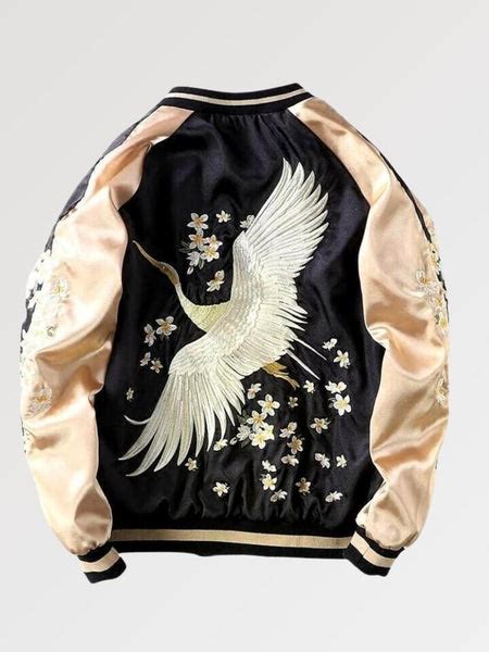 Broderies complexes sur le dos d'une veste sukajan