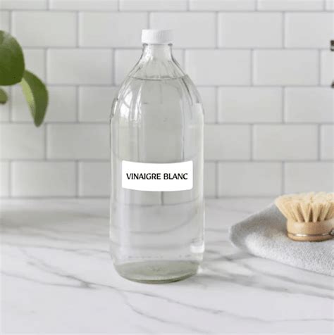 Bouteille de vinaigre blanc et une cartouche de robinet