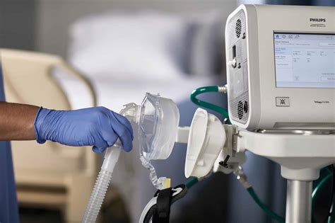 patient sous ventilation mécanique avec humidificateur
