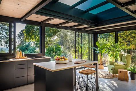 Véranda ombragée par de la végétation extérieure