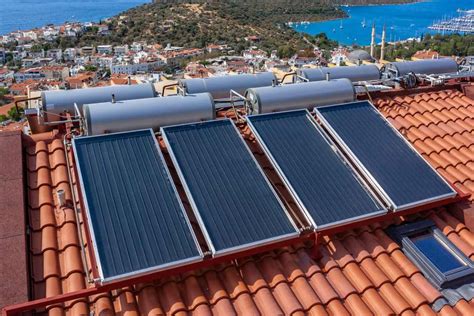 Illustration de différents types de capteurs solaires thermiques pour serre