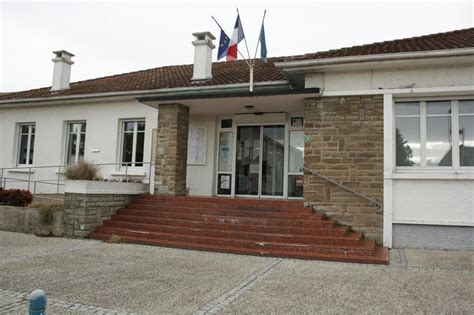 Accès principal de la mairie de Gelos : deux granges réhabilitées et réunifiées. Un bel exemple de rénovation énergétique et architecturale.
