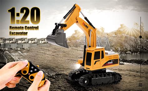 enfant jouant avec une pelleteuse télécommandée