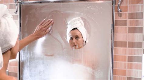 Salle de bain avec condensation sur les miroirs