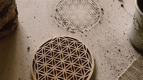 Différents objets décoratifs et supports de la Fleur de Vie