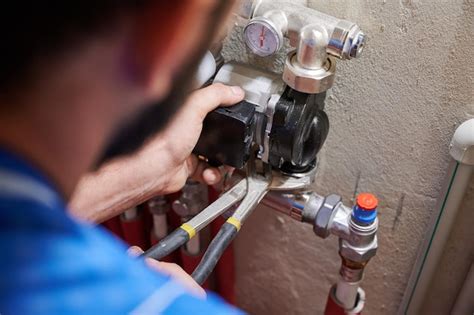 Plombier travaillant sur un système de chauffage central