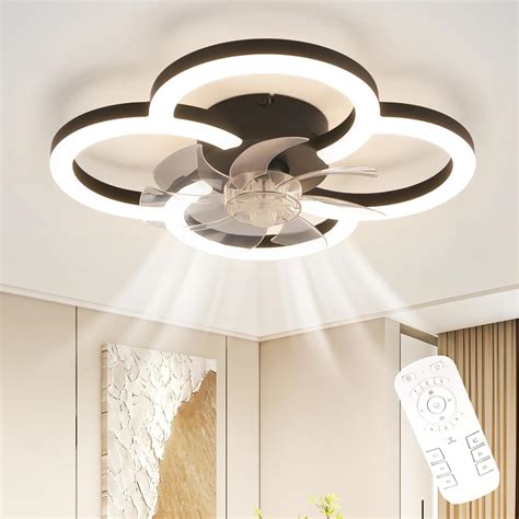 Ventilateur de plafond installé dans un salon moderne