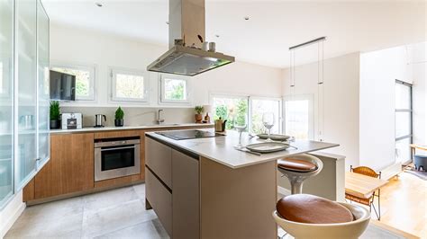 Cuisine moderne avec réfrigérateur intégrable