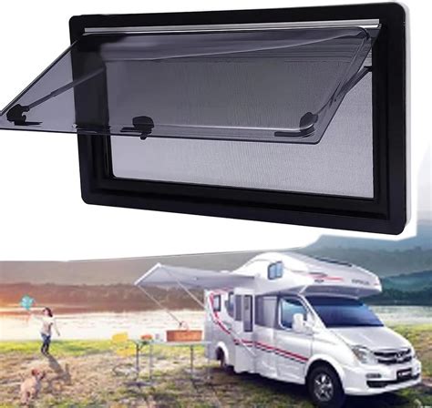 Camping-car avec fenêtres ouvertes et ventilateur en action