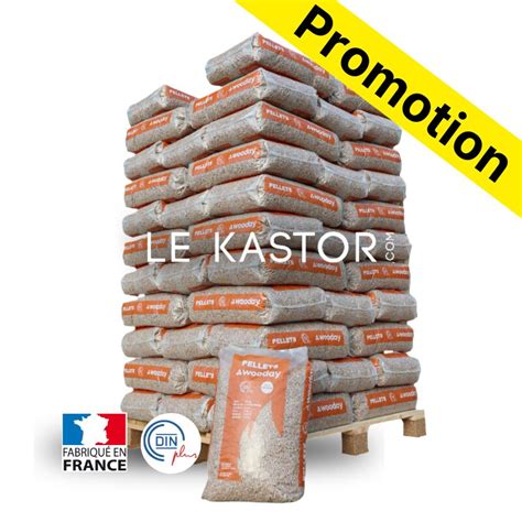 Sacs de granulés de bois empilés sur une palette