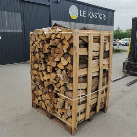 Palette de bûches de bois de chauffage empilées