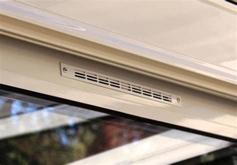 Schéma d'une grille d'aération intégrée dans une fenêtre PVC