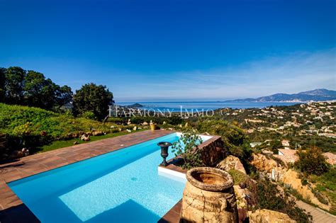 Vue panoramique d'Ajaccio avec des maisons et la mer