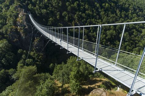Passerelle suspendue au-dessus de la rivière Chaudière