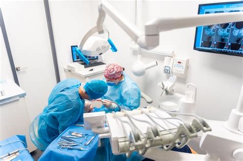 Image d'un dentiste effectuant un test de sensibilité au froid sur une dent