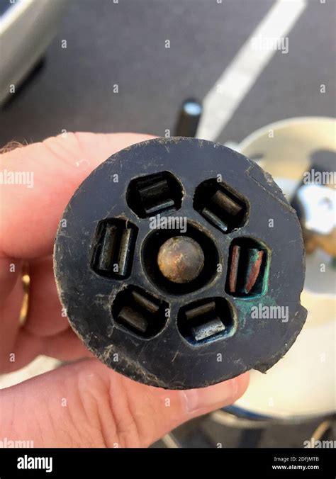 Vue rapprochée d'un connecteur électrique automobile corrodé