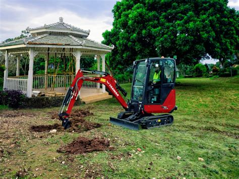 Mini-pelle en action dans un jardin